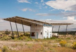 荒野加油站,见证岁月流转的石油传奇