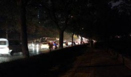 夜幕降临,光影交织的都市画卷